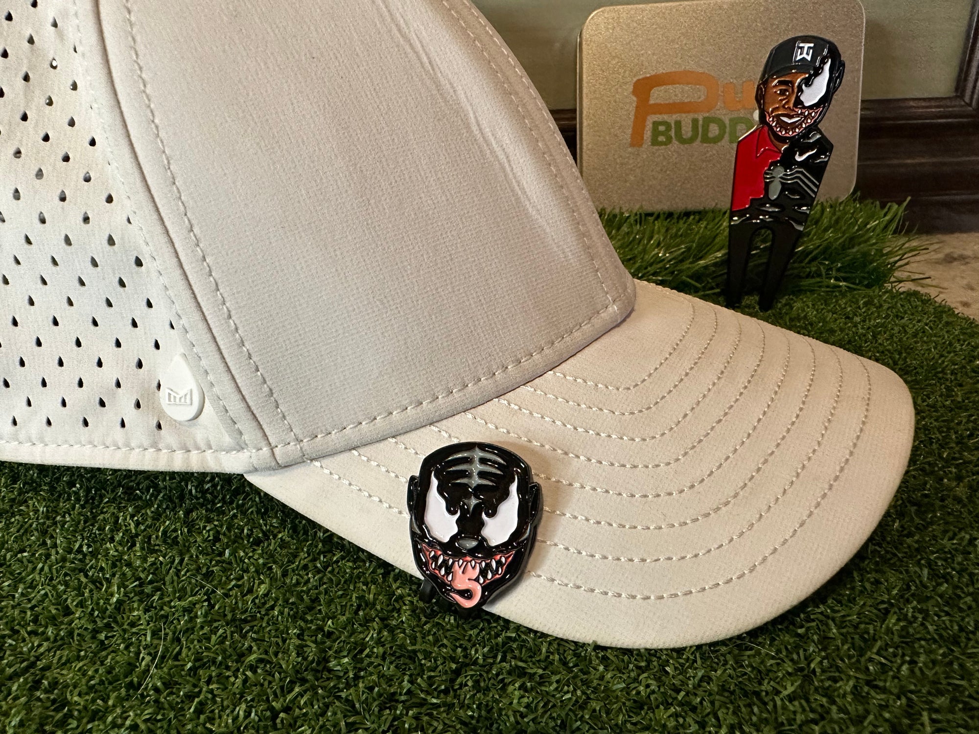 Venomized Tiger Divot Tool and Magnetic Ball Marker Gift Set