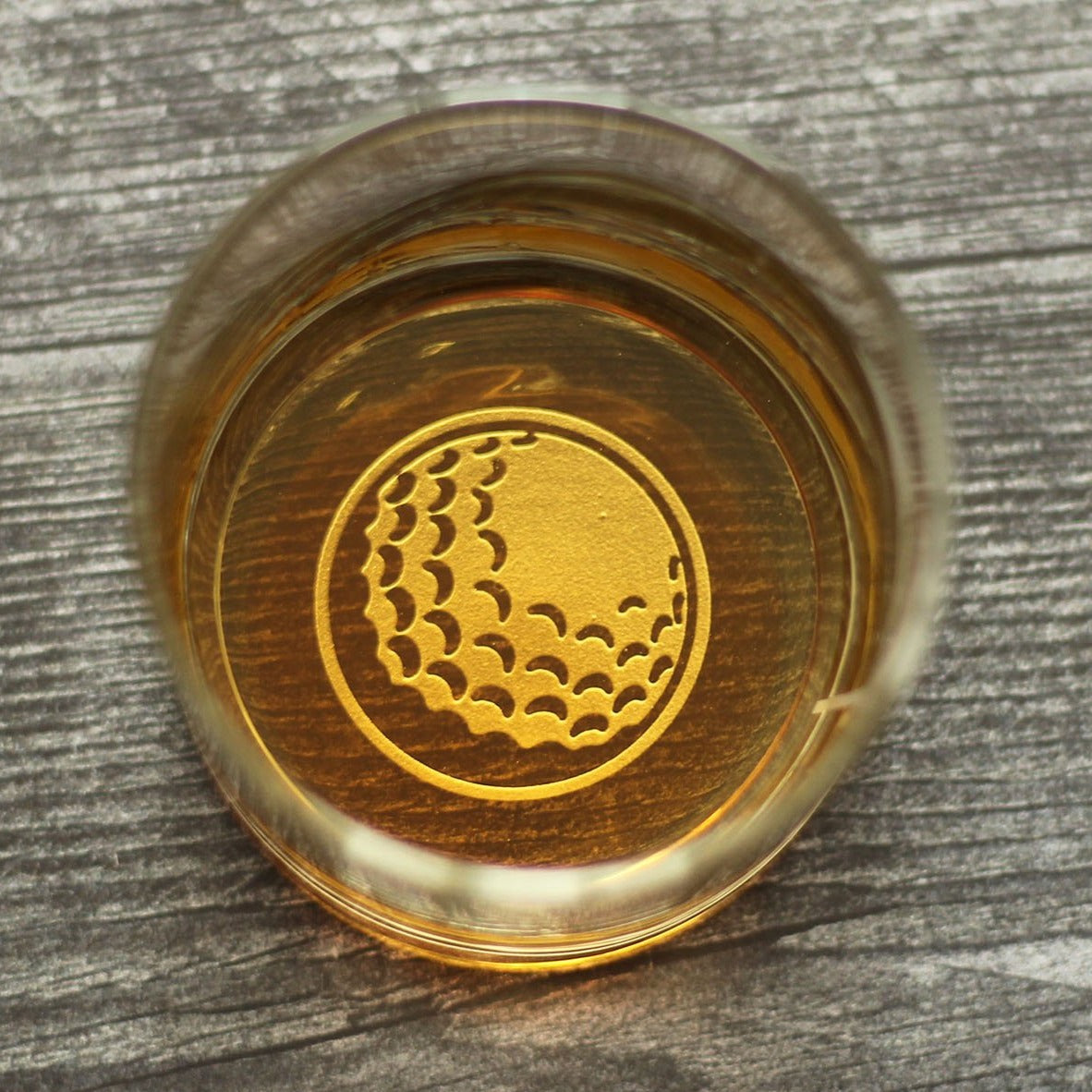 10 oz rocks glass etched with ‘19th Hole’ golf flag design